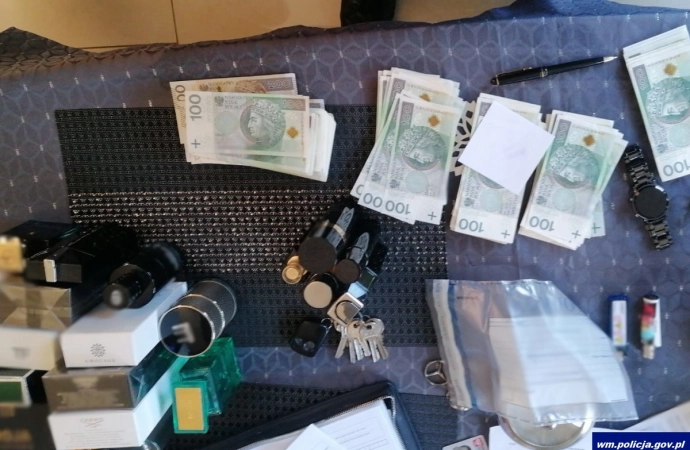 {Olsztyńscy policjanci rozbili grupę sprzedającą przez Internet podrabiane perfumy.}