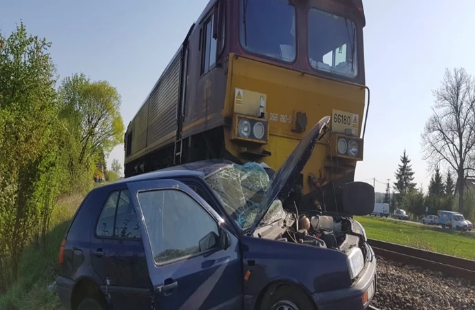 {Na niestrzeżonym przejeździe samochód osobowy zderzył się z lokomotywą. Kobieta kierująca samochodem w ciężkim stanie trafiła do szpitala.}